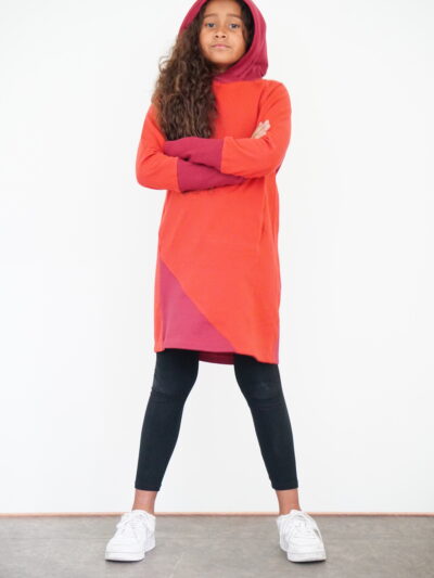 Mädchen Sweatkleid mit Kapuze aus 100% Bio-Baumwolle. Red Earth